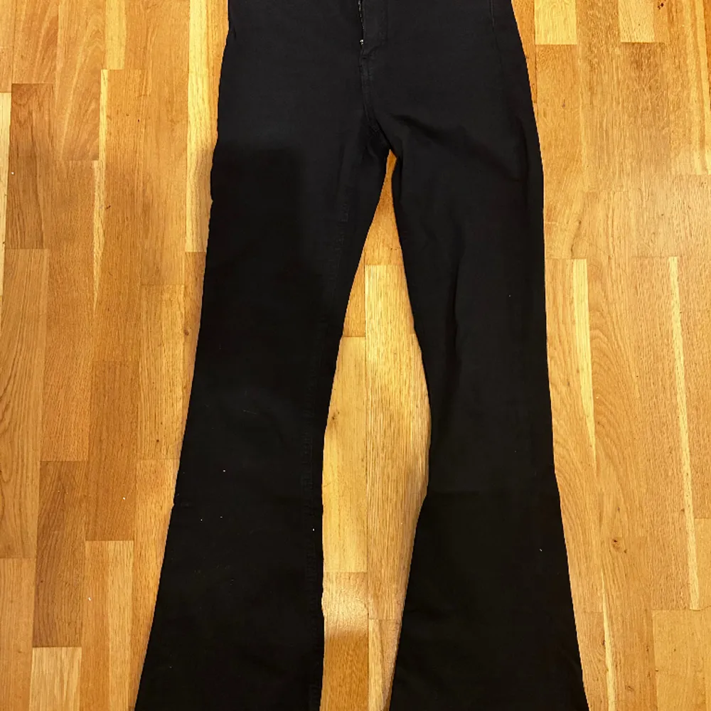 Svarta bootcut jeans från Gina i storlek Xs säljer då dom inte kommer till någon användning jeansen har inga defekter eller något liknande.. Jeans & Byxor.