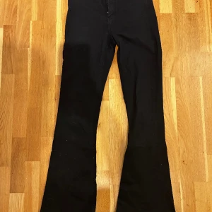Botcut jeans - Svarta bootcut jeans från Gina i storlek Xs säljer då dom inte kommer till någon användning jeansen har inga defekter eller något liknande.