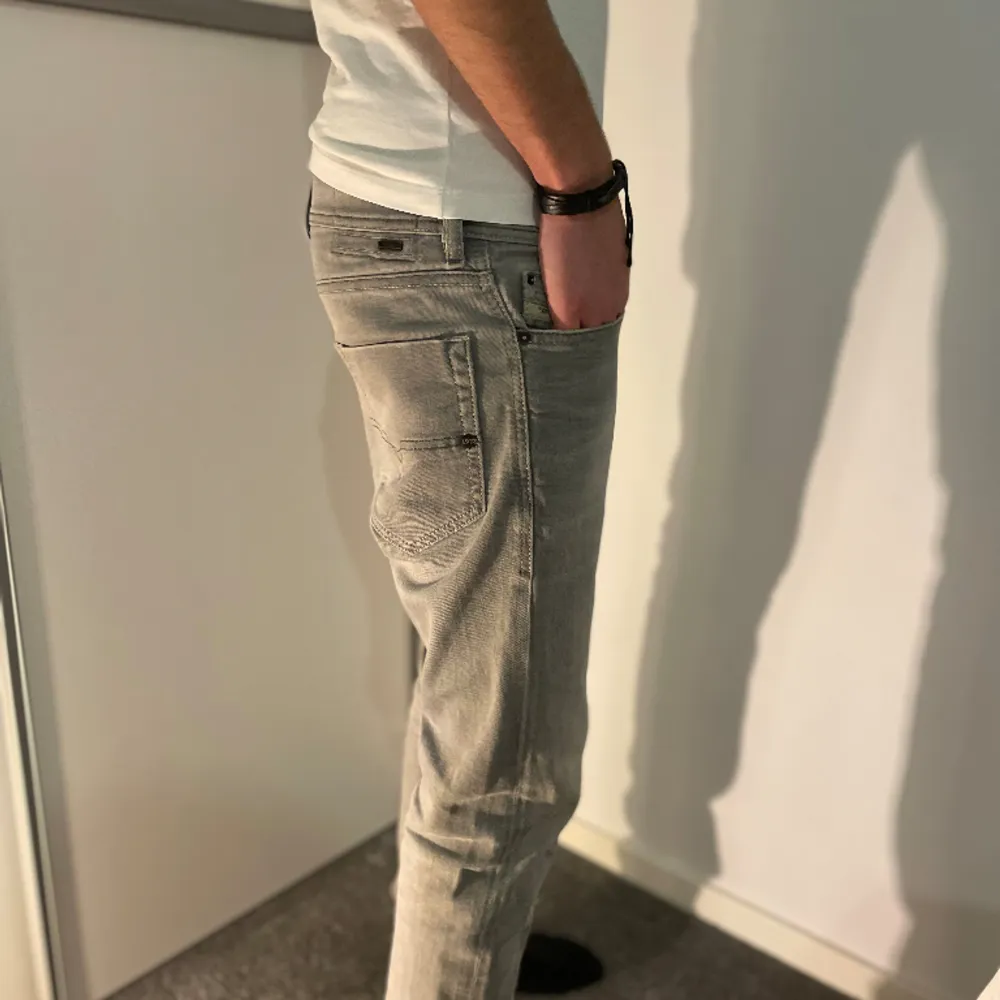 Feta slim jeans från Diesel. Go färg till sommarn. . Jeans & Byxor.