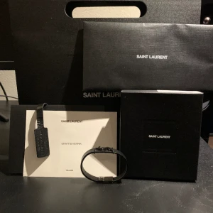 Saint Laurent armband  - Saint Lauren armband som är 20cm, tags och boxar medföljer. Hör av er vid intresse!