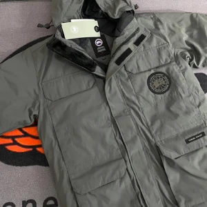 Canada Goose Black Label Expidition - ✅️ Snabb leverans ✅️ Päls & original canada goose dustbag ingår!💯 Färg: Grå (med black label) Storlek: XXLarge  Helt ny. Oanvänd.💯 Skickas spårbart med postnord 👍 Om du har frågor är det bara att meddela mig! 🤙