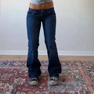 Skitsnygga lågmidjade vintage jeans i mörk tvätt. Midjemåttet är 80 cm och innerbenelängden är 83 cm. Pris går att diskuteras (Bilderna är tagna från förra säljaren då de inte passade mig)