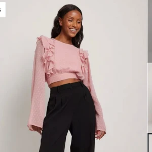 Rosa blus  - Säljer min fina rosa blus med öppen rygg! Passar perfekt nu till våren och endast använd en gång💞