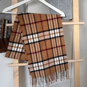 Cashmere halsduk - Hej säljer min casmere halsduk, som är i fin skick, knappt använd. Priset kan diskuteras vid snabbaffär.✨🩵