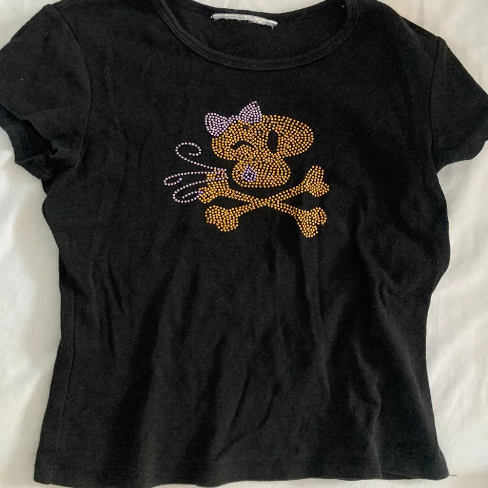 Så fin vintage! Några rhinestones har ramlat av men tycker inte det märks, som man kan se på bilden. Pris kan diskuteras!. T-shirts.