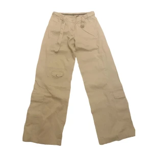 Cargopants - Snygga, vida cargopants som tyvärr var för små för mig. Ljusare än på bilderna. 