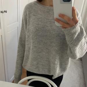 Grå stickad tröja från Na-Kd - Säljer denna grå stickade tröja från Na-kd i storlek S. Använd fåtal gånger så i bra skick💓