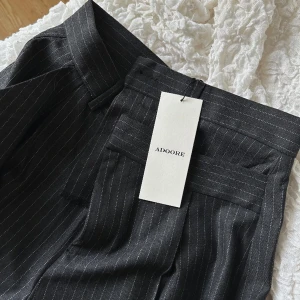 Adoore kostymbyxor - Så snygga kostymbyxor från adoore, svarta/randiga! Helt nya och oanvända - lappen kvar!  Storlek 36, nypris 1295! 