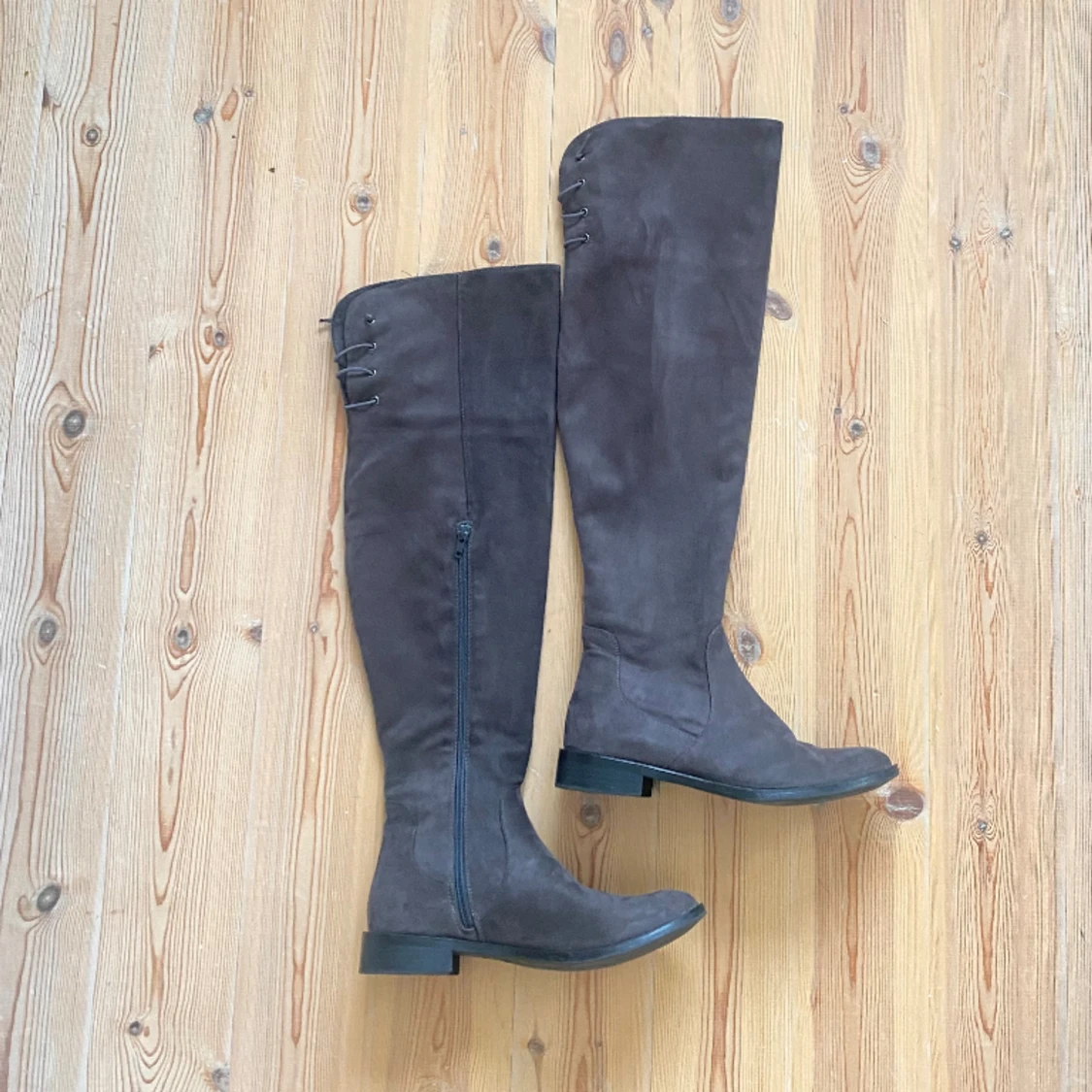 Knähöga Stövlar i mocka  - 92