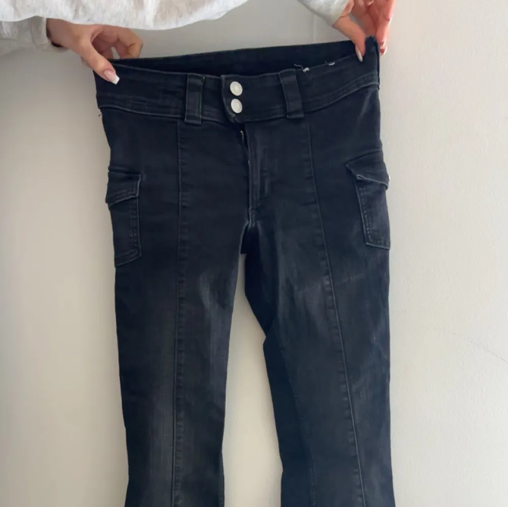 Lågmudjade jeans från hm barn med inga bakfickor. Har även sprätt upp sömnen där nere så de blivit någon centimet längre. Jeans & Byxor.