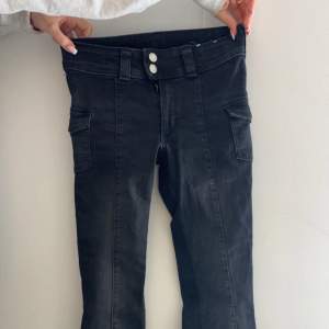 Lågmudjade jeans från hm barn med inga bakfickor. Har även sprätt upp sömnen där nere så de blivit någon centimet längre
