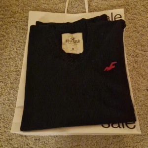 Blå sweatshir  - 9,5/10 skick har använts 1 gång men tyvärr var den för liten. Storlek M