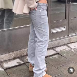 Ljusgrå low straight jeans från Gina tricot, knappt använda, passar bra i längden på mig som är 165! Köpta för 500kr💕