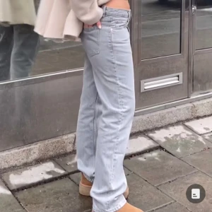 Low waist jeans  - Ljusgrå low straight jeans från Gina tricot, knappt använda, passar bra i längden på mig som är 165! Köpta för 500kr💕