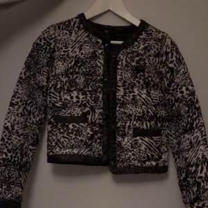 Jacka - Jättefin jacka som tyvär inte kommer till användning. Ganska tunn så najs till våren