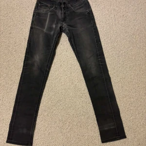 Dondup jeans - Strl 29. Hål i skrevet som man enkelt kan laga. Pris kan diskuteras