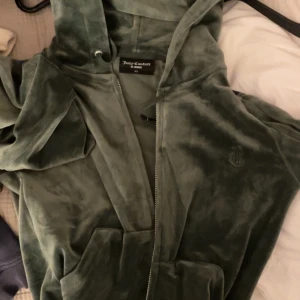 Juice byxor och tröja i mörkgrön - Använt bara hemma o på flyget så några få gånger väldigt fint skick