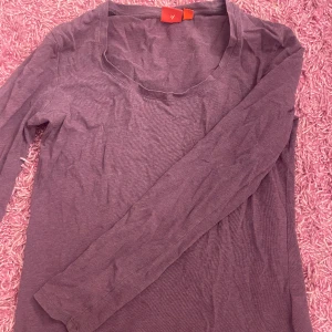 Lila långärmad  - Så snygg lila långärmad tröja från esprit som är använd fåtal gånger men i bra skick.🥰passar s/m och det är bara att skriva om ni har frågor, pris kan diskuteras vid snabbt köp 