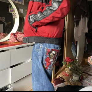 Tvär feta baggy jeans - Tvär feta brallor me as snygga bakfickor o detaljer Bra skick🔥🔥🙏