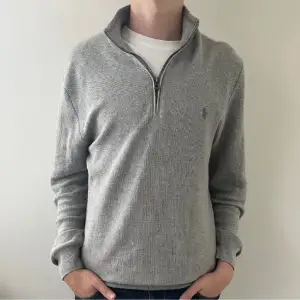 Säljer en nästan helt ny halfzip från ralphlauren, inköpt hos Care of Carl för 2300kr. Inga defekter och har använts mycket sparsamt, skick 9,5/10. Storlek Medium, passar nog även personer med storlek Large. 