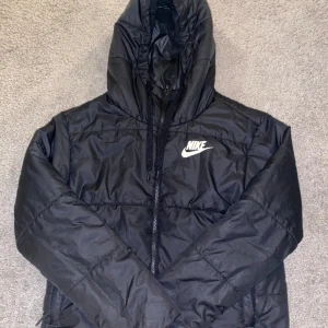 Nike jacka - In och utvändbar Nike jacka i väldigt bra skick använd men inga defekter eller skador på nåt vis änvänds inte längre eftersom den är för liten