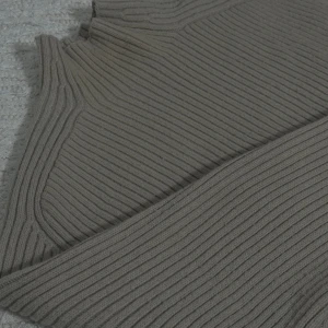 LYXIG JUMPER - Säljer nu denna super fina jumper. Den ger en väldigt lyxig känsla skulle jag vilja säga efter som den är ganska ”tung” i materialet så den ser dyrare ut än vad den är. Älskar denna! Den är i strl L och den sitter bra med en oversize effekt på mig