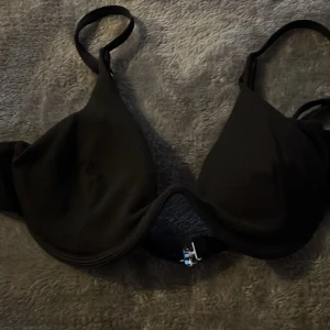 Bikiniöverdel S - SHEIN storlek S Svart ribbad  Ingen push bara fodrad Aldrig använd Bygel Justerbara band Triangelbikini 