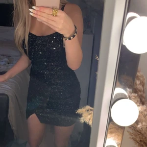 Glitter klänning  - Använd en gång på after life