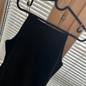 Musikklänning med diamant-band - Oanvänd ( lapp finns kvar) från Divided, HM Storlek M, passar även S och är stretchig. 