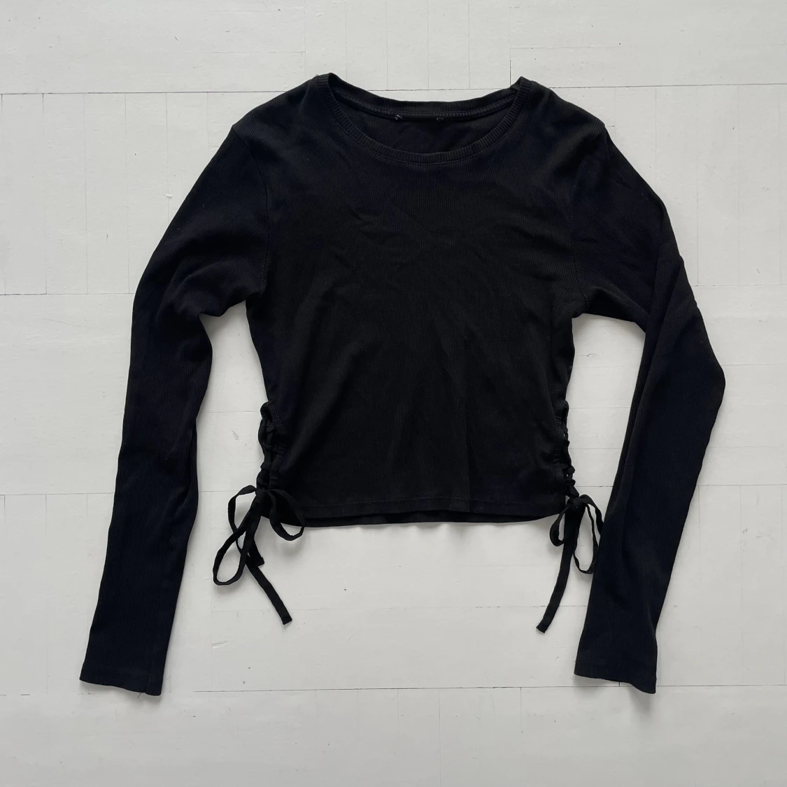 Svart snörad tröja