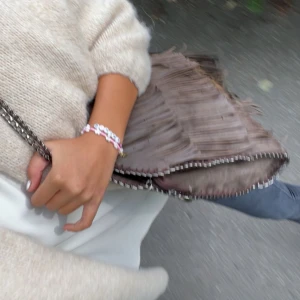 Väska - (Första bilden från kvinnan jag köpte den av) Super fin väska, knappt använd, stor och rymlig! 