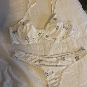 Underklädesset - Ett underklädesset med trosor och bh som aldrig blivit använda då de inte passar mig.