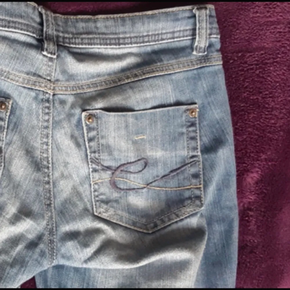 Säljer dessa superfina lågmidjade bootcut jeans då de tyvärr är för stora för mig! Jeansen är lite mörkare i verkligenen än på bilderna! Midjemått: 38cm, Innerbensläng: ca 77cm. Kom privat för fler frågor!🩷 Pris går att diskutera vid snabb handel!🩷. Jeans & Byxor.