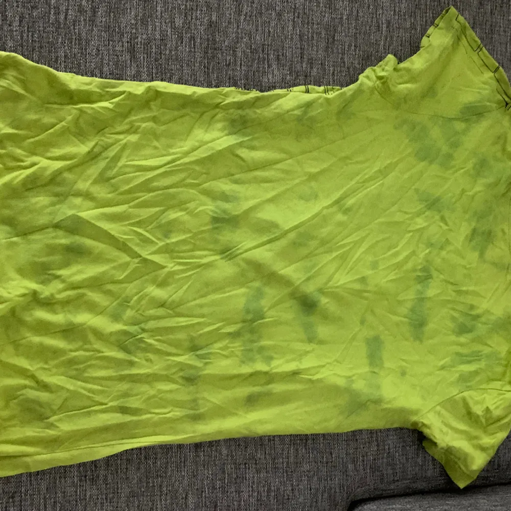 Grön tshirt i storlek L. Inga defekter.  Små i storleken 💕. T-shirts.