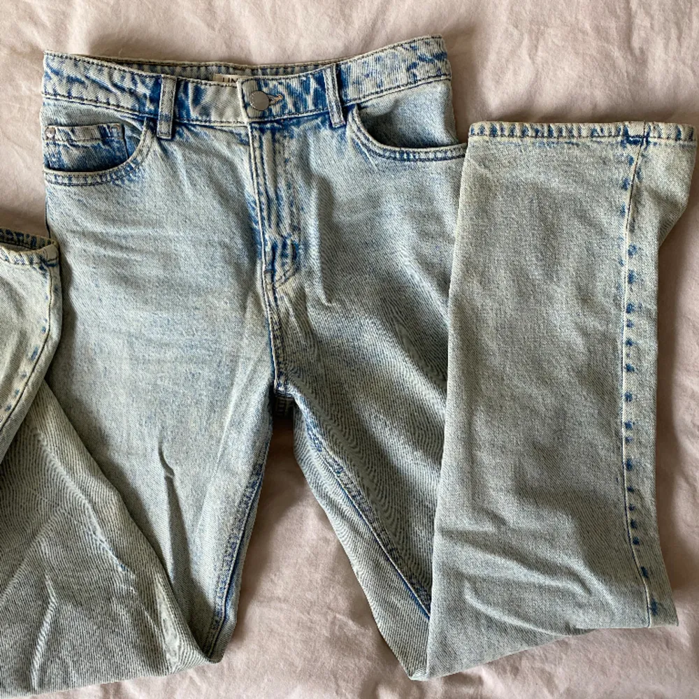 Ljusa jeans från Lindex i en rak passform. Jeans & Byxor.