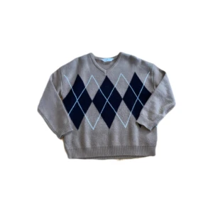 Grandpa sweater🤎 - Grandpa sweater🤎 jätte bra skick! Bara använd 3-5 ggr<3 Skulle säga att storleken är lite olika beroende på hur man vill ha den (oversized eller inte) passar mig som är S, skulle passa M också🫶
