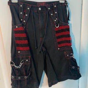 Tripp pants - Tripp shorts i bra skick. Köpta second hand så några kedjor och de avtagbara benen är inte med. Nypris över 800kr