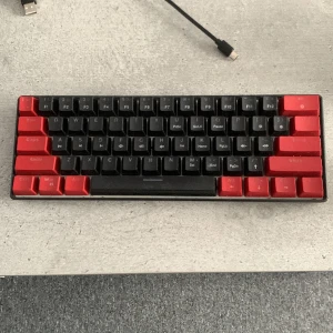 Keyboard. Kan diskutera pris  - Musen har 2 sido knapra keyboardn är 60%