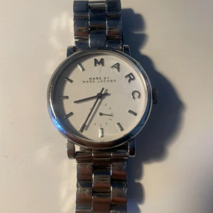Marc Jacobs klocka dam - Använd ett fåtal gånger. Nypris ca 1500kr. Finns tillhörande box och länkar.