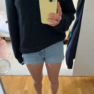 Jeansshorts  - Så snygga och unika jeansshorts från zara med en ficka!! Har klippt av dom lite som dom är lite kortare💖💖 kan även byta eller köpa ett par likadana i storlek 38