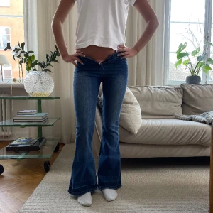 Såå snygga lågmidjade jeans  - Säljer dessa så snygga lågmidjade jeans tyvärr för små för mig i midjan☹️❤️❤️ Midjemått 32 cm  Innerbenslängd 77 cm