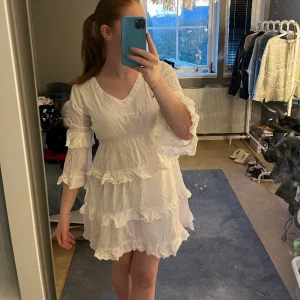 Vit klänning  - Jättefin vit klänning💓perfekt till sommarn eller student kanske!