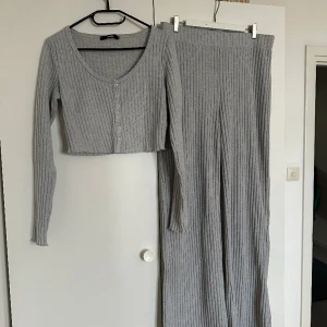 Mys set  - Fint mys set från bikbok med raka byxor och croppad tröja. Sparsamt använt. Byxorna XL, toppen M. Tryck köp nu!!