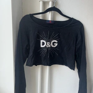 D&G tröja - Dolce&gabbana tröja, köpt second hand. Saknar några stenar men annars i fint skick