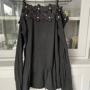 Svart blus/långärmad s/m - Fin långärmad med pärlor ⚪️  Köpt utomlands s/m.