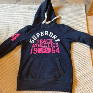 Superdry hoodie med tryck - Strl S och nypris 899kr