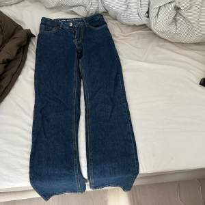 Jeans från BikBok sparsamt använda. Storlek W25 L32. Säljer för 250kr + 🚚