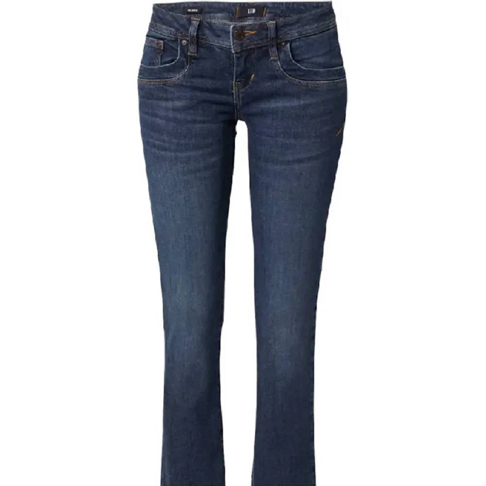 Hjälper min kompis sälja dessa jeans eller byta mot ett par i 25/30💗💕Hon säljer endast för bra pris kom med förslag❣️❣️. Jeans & Byxor.