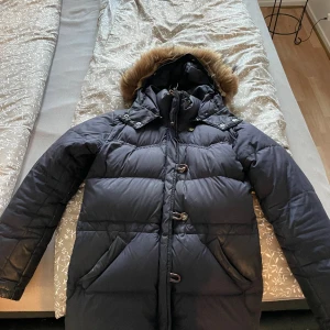 Jacka  - En riktgt skön och varm vinter jacka. Bra skick på jackan.