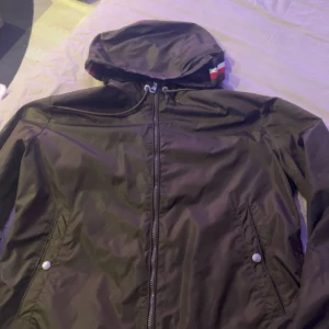 Moncler vind jacka - Hjälper min vän sälja av hans monc jacka han haft ett tag (äkta!!!)  Jackan är i storlek s/m passar båda skriv vid intresse 